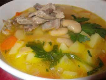 Суп з картоплі, квасолі і м'яса