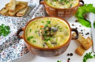 сирний суп з грибами та креветками
