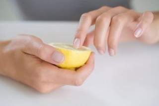 відбілювання жовтих нігтів