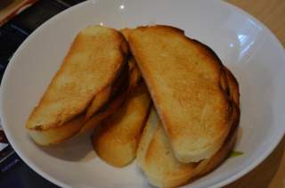 гарячі бутерброди зі шпротами в духовці