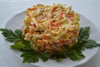 салат з шинкою і пекінською капустою