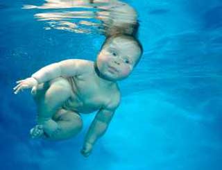 немовля плаває