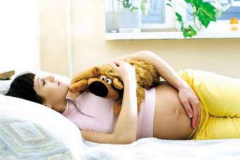 Як спати під час вагітності