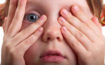 Чому у дитини червоні очі після сну і як з цим боротися
