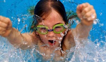 Коли вчити дитину плавати