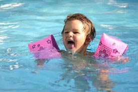 як навчити однорічну або дорослу дитину плавати