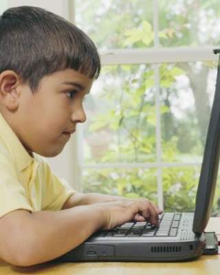 дитина з комп'ютером