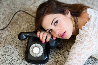 жінка чекає дзвінка