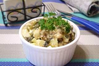салат з консервованої скумбрії і морської капусти