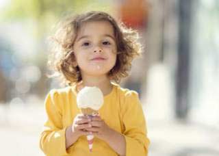 дитина з морозивом