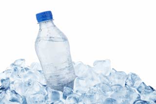 вода пляшках з пластику