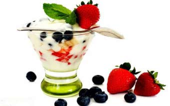 Йогурт і кефір добре поєднуються з ягодами і фруктами