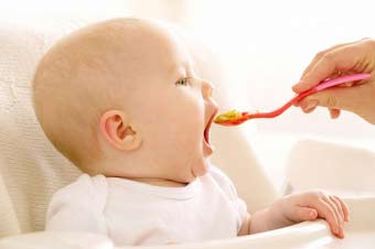 малюк їсть кашу