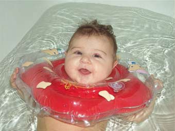 купання немовля