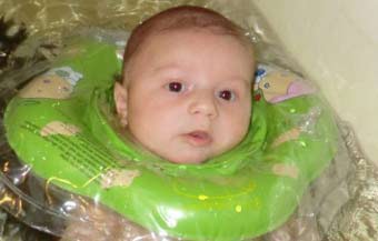 переваги купання немовлят з надувним колом