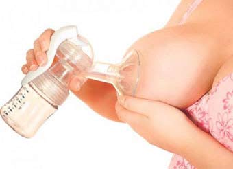 Як правильно зціджувати грудне молоко вручну?