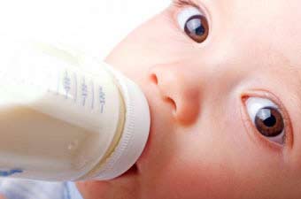 Як годувати зцідженим молоком з пляшечки?