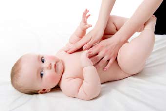 Для чого новонародженим потрібен масаж?