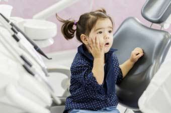 дитина у стоматолога